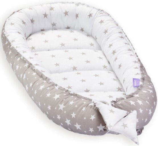 Jukki – Cosulet bebelus pentru dormit Baby Nest Cocoon XL 90×50 cm Grey stars